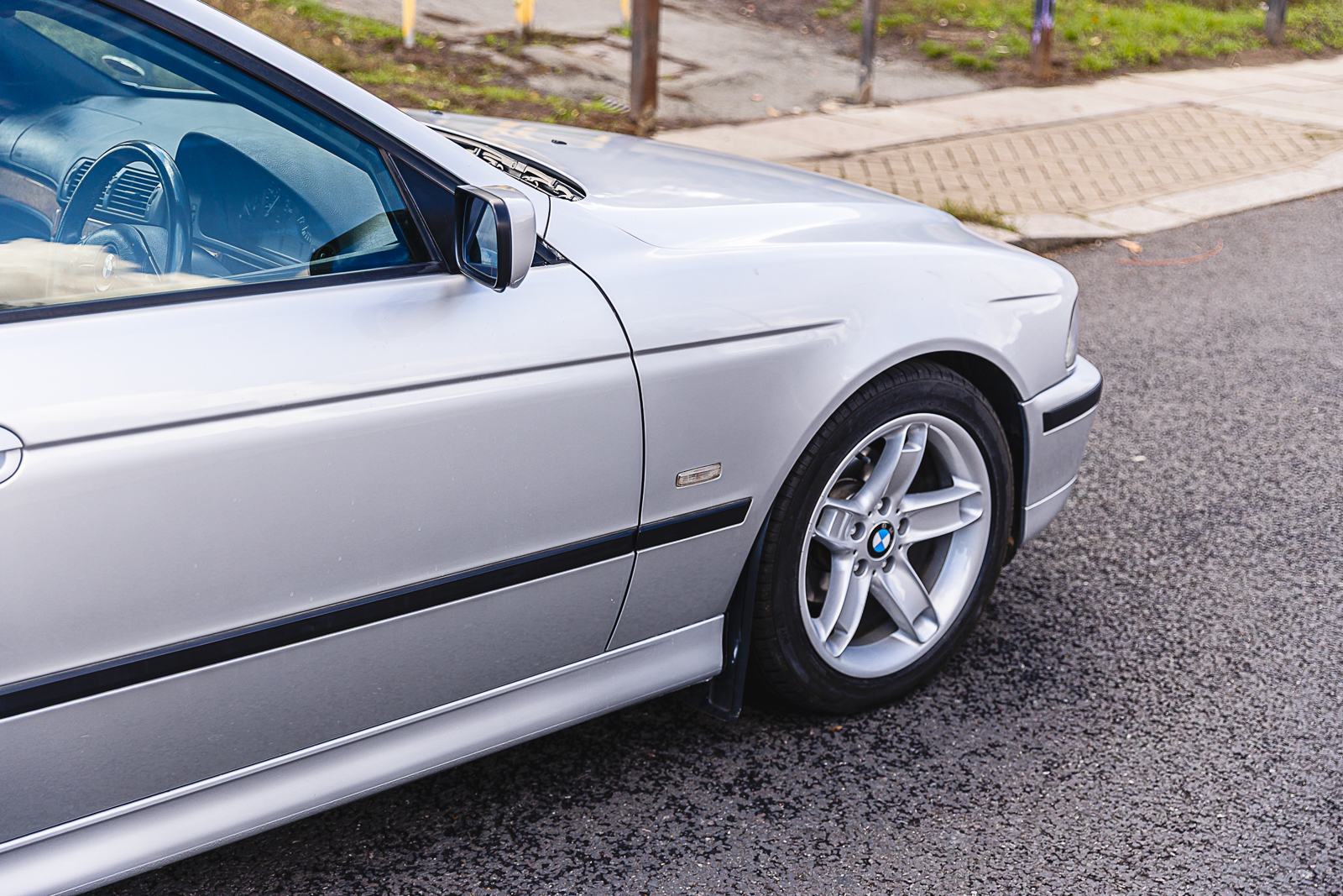 Photo 9 of 12 of 2000 BMW 523i (E39) Manual